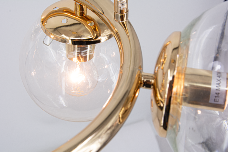 Stylowa lampa sufitowa AMARO 5xE14 od Elem w kolorze złotym z transparentnymi kloszami to eleganckie oświetlenie do salonu, jadalni lub sypialni. Wykonana z metalu i szkła, oferuje regulowaną wysokość i nowoczesny design