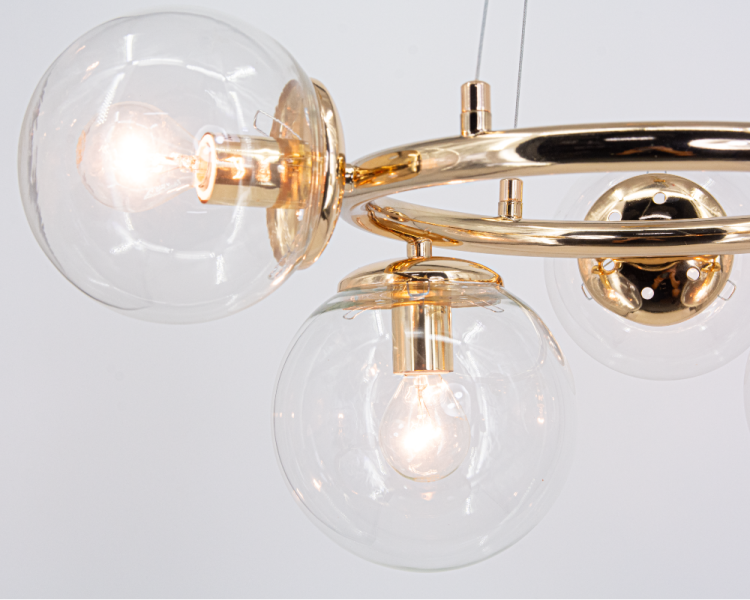 Stylowa lampa sufitowa AMARO 5xE14 od Elem w kolorze złotym z transparentnymi kloszami to eleganckie oświetlenie do salonu, jadalni lub sypialni. Wykonana z metalu i szkła, oferuje regulowaną wysokość i nowoczesny design