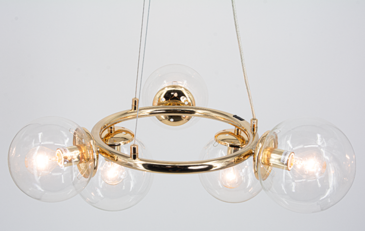 Stylowa lampa sufitowa AMARO 5xE14 od Elem w kolorze złotym z transparentnymi kloszami to eleganckie oświetlenie do salonu, jadalni lub sypialni. Wykonana z metalu i szkła, oferuje regulowaną wysokość i nowoczesny design