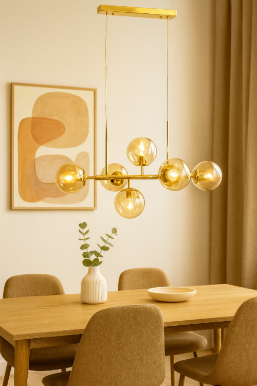 Lampa PACO 6xE14 złota z bursztynowymi kloszami to elegancka propozycja do nowoczesnych wnętrz. Idealna nad stół lub wyspę kuchenną. Ciepłe światło i luksusowy design tworzą przytulny klimat. Regulowana wysokość, solidne wykonanie, styl modern i glamour