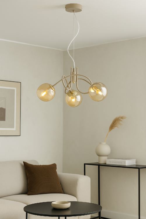 Lampa sufitowa MIKA 3xE14 beżowa Taupe Alfa 62602 to elegancki model z trzema bursztynowymi kulami. Wygięte ramiona i metalowa konstrukcja tworzą nowoczesny design. Idealna do salonu, sypialni i jadalni. Wymiary 52×65 cm, styl modern.