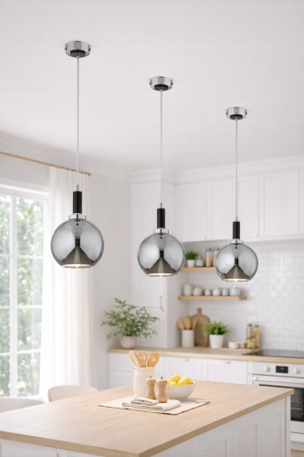 HETTY Alfa 61392 to elegancka lampa wisząca kula z dymionego szkła, czarną oprawą i dodatkami chrom. Wymiary 25x25 cm, regulowana wysokość 90 cm sprawiają, że doskonale pasuje do kuchni i jadalni w stylu loft