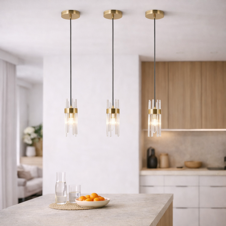 Złota lampa sufitowa TARASO 1xE14 zachwyca minimalistyczną formą. Szklany klosz o średnicy 8 cm i wysokości 25 cm w połączeniu z regulowanym zawieszeniem do 120 cm pozwala dopasować oświetlenie do nowoczesnych wnętrz.