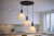 Nowoczesna lampa GATER 3xE27 zachwyca minimalistycznym designem i ponadczasową kolorystyką. Czarna podsufitka i opalowe klosze tworzą stylowe oświetlenie do wnętrz modern, loft i modern classic.