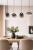 VASO Black 15W LED to stylowa lampa wisząca z czarnym wykończeniem i dymionymi kloszami. Emituje ciepłe światło 3000K, ma regulowaną wysokość i doskonale sprawdzi się nad stołem w jadalni.