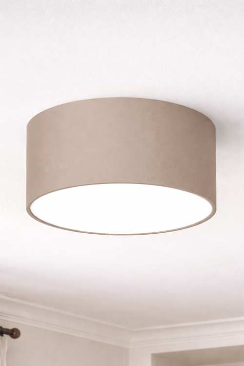 Minimalistyczna lampa sufitowa DIXIE MLP2478 w kolorze kaszmir taupe to plafon idealny do niskich pomieszczeń. Oprawa GX53, metalowa konstrukcja i nowoczesny styl