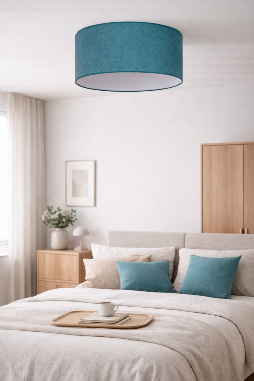 Nowoczesny plafon PASTELL Duolla 83963 wyróżnia się turkusowym abażurem Soro oraz minimalistyczną formą. Średnica 45 cm i wysokość 20 cm sprawiają, że idealnie pasuje do pomieszczeń z niższym sufitem.