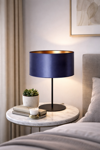 Stylowa lampa stołowa CANNES w kolorze granatowym to połączenie atłasu i złotego wnętrza abażura. Subtelne, nastrojowe światło E14 LED sprawdzi się w salonie, sypialni i gabinecie.