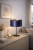 Granatowa lampa stołowa CANNES z atłasowym abażurem i czarną armaturą to elegancki akcent do nowoczesnych wnętrz. Wysokość 20 cm, oprawka 1xE14 i wygodny włącznik na przewodzie.