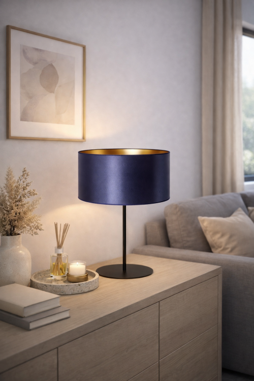 Granatowa lampa stołowa CANNES z atłasowym abażurem i czarną armaturą to elegancki akcent do nowoczesnych wnętrz. Wysokość 20 cm, oprawka 1xE14 i wygodny włącznik na przewodzie.