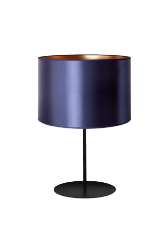 Lampa stołowa CANNES navy blue to elegancka lampka dekoracyjna z atłasowym abażurem i złotym wnętrzem. Kompaktowa wysokość 20 cm, oprawka E14 i włącznik na przewodzie czynią ją idealną na komodę lub stolik nocny