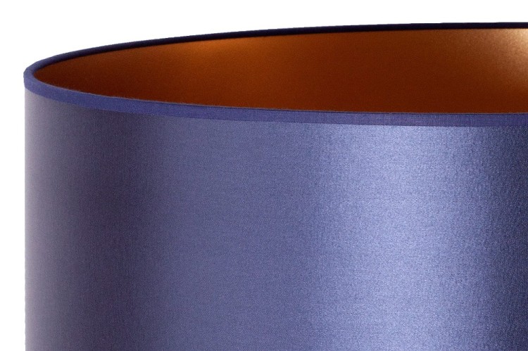 Lampa stołowa CANNES 1xE14 to kompaktowe oświetlenie dekoracyjne z atłasowym abażurem w kolorze navy blue. Elegancki design, złote wnętrze i metalowa konstrukcja podkreślą charakter wnętrza.