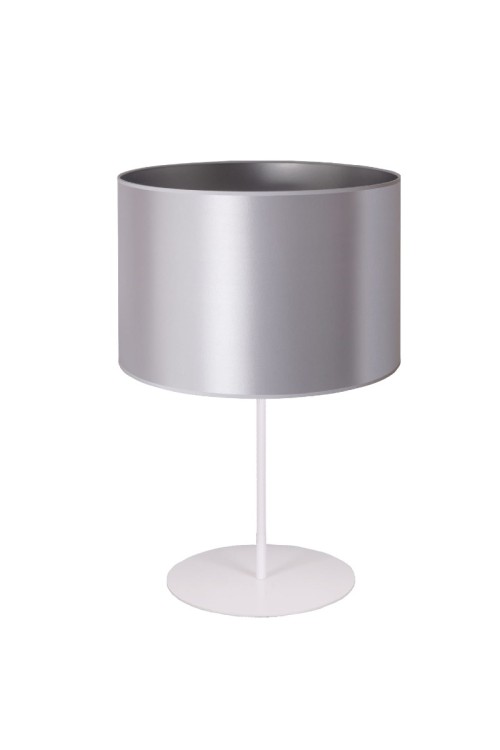 Lampa stołowa CANNES biała z atłasowym abażurem i srebrnym wnętrzem to eleganckie oświetlenie dekoracyjne. Wysokość 20 cm, oprawka E14 i włącznik na przewodzie sprawiają, że idealnie pasuje na stolik nocny lub komodę.