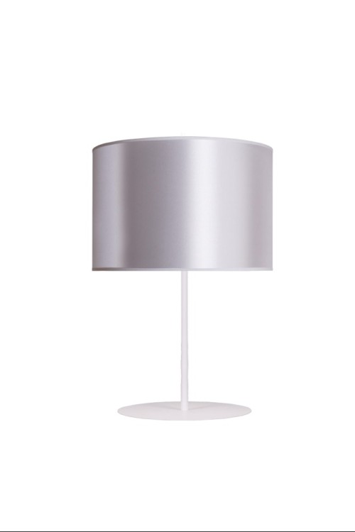 Lampa stołowa CANNES z białym abażurem z atłasu to połączenie lekkości i elegancji. Kompaktowe wymiary 20 cm, metalowa konstrukcja i dekoracyjny charakter czynią ją idealnym oświetleniem dodatkowym.