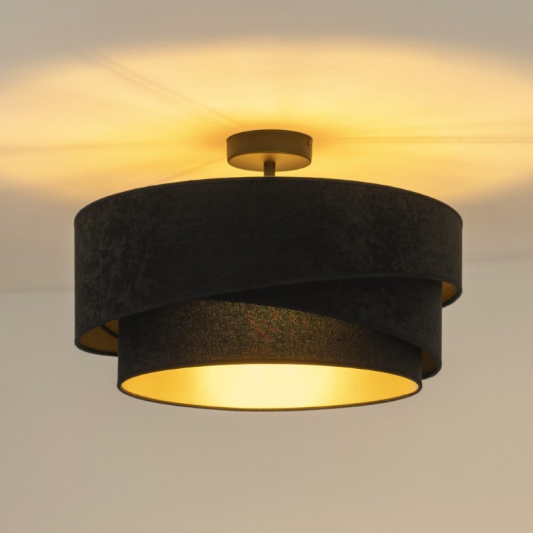 Czarna lampa sufitowa KOBO 1xE27 łączy elegancję z funkcjonalnością. Zamszowy abażur i złote wnętrze klosza nadają wnętrzu luksusowego charakteru i zapewniają przyjemne, rozproszone światło.