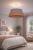 Galaxy to stylowa lampa wisząca z juty i bawełny. Średnica 50 cm, wysokość 20 cm, zwis 100 cm. Oprawka 1xE27 pozwala dobrać barwę światła. Doskonała do wnętrz boho, japandi i nowoczesnych aranżacji.
