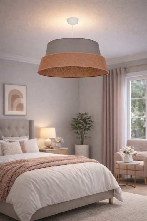 Galaxy to stylowa lampa wisząca z juty i bawełny. Średnica 50 cm, wysokość 20 cm, zwis 100 cm. Oprawka 1xE27 pozwala dobrać barwę światła. Doskonała do wnętrz boho, japandi i nowoczesnych aranżacji.