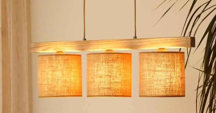 Lampa wisząca FOREST 3xE27 Duolla 92240 łączy drewno, tkaninę i jutę w eleganckiej formie. Trzy źródła światła LED gwarantują funkcjonalność i komfort, a naturalny design czyni ją dekoracją wnętrza w stylu nowoczesnym i naturalnym.