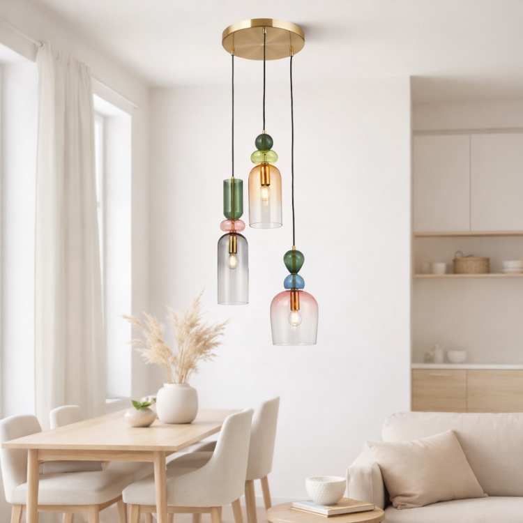 Designerska lampa wisząca MANSO 3xE14 Italux z wielokolorowymi szklanymi kloszami i złotym wykończeniem. Nowoczesne oświetlenie nad stół lub do salonu, które łączy funkcjonalność z dekoracyjnym charakterem.