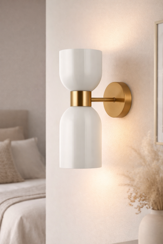 Nowoczesny kinkiet ścienny MONZA 1xE27 Italux w kolorze mosiądzu z białym kloszem. Stylowa lampka nocna lub oświetlenie dekoracyjne, które tworzy przyjemny klimat we wnętrzu.