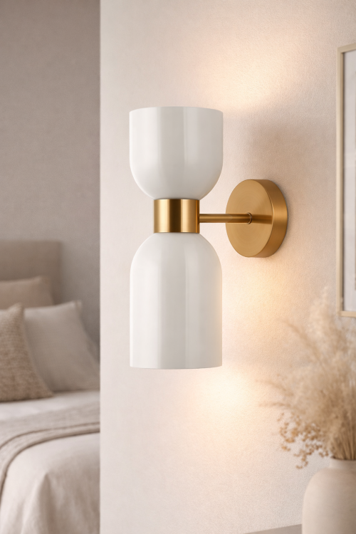 Nowoczesny kinkiet ścienny MONZA 1xE27 Italux w kolorze mosiądzu z białym kloszem. Stylowa lampka nocna lub oświetlenie dekoracyjne, które tworzy przyjemny klimat we wnętrzu.