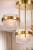 Lampa sufitowa plafon LED 24W złota z trzema szklanymi kloszami. Stylowe oświetlenie do salonu lub sypialni, które łączy nowoczesną technologię LED z klasycznym designem i dekoracyjnym efektem światła.