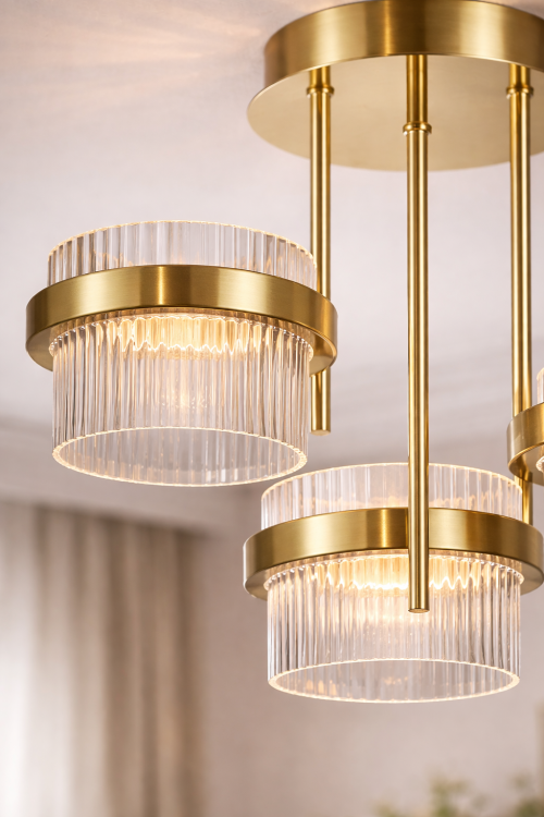 Lampa sufitowa plafon LED 24W złota z trzema szklanymi kloszami. Stylowe oświetlenie do salonu lub sypialni, które łączy nowoczesną technologię LED z klasycznym designem i dekoracyjnym efektem światła.