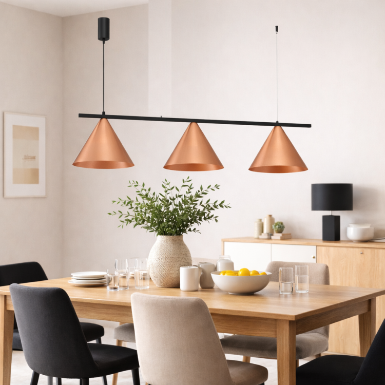 Nowoczesna lampa wisząca nad stół z trzema metalowymi kloszami w kolorze miedzianym. Designerskie oświetlenie sufitowe na czarnej belce idealne do jadalni, salonu i kuchni w stylu loft, industrialnym lub skandynawskim.