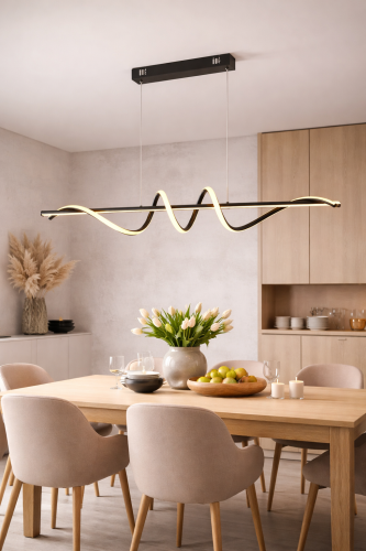 Stylowa lampa LED wisząca 40W z regulacją wysokości do 120 cm. Czarna, nowoczesna forma świetnie sprawdzi się w salonie, kuchni lub jadalni. Wydajne oświetlenie 3400 lm oraz wybór barwy światła zapewniają komfort użytkowania.