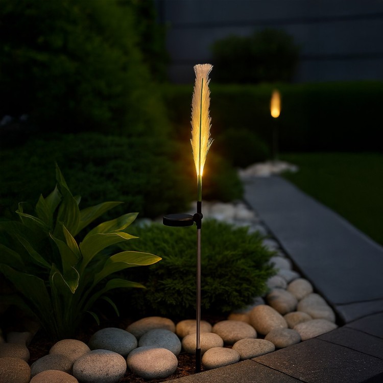 Lampka solarna Pampas 3W LED to połączenie designu i funkcjonalności. Inspirowana naturą forma przypominająca trawy ozdobne tworzy efektowną dekorację ogrodu i klimatyczne oświetlenie po zmroku.