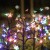 Nowoczesna lampka solarna LED w formie kwiatów to połączenie dekoracji i funkcjonalności. Subtelne światło podkreśla roślinność i nadaje ogrodowi wyjątkowy charakter.