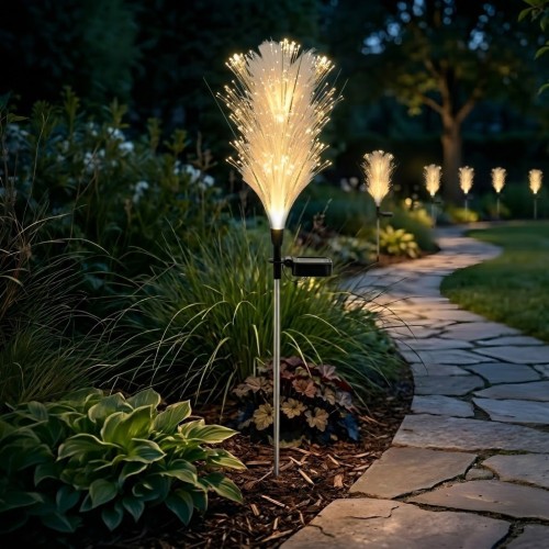 Dekoracyjna lampka solarna Pampas to stylowy sposób na podkreślenie ogrodu. Subtelne światło 3000K oraz naturalna forma traw tworzą przyjemną atmosferę. Automatyczne włączanie po zmroku zapewnia wygodę użytkowania.