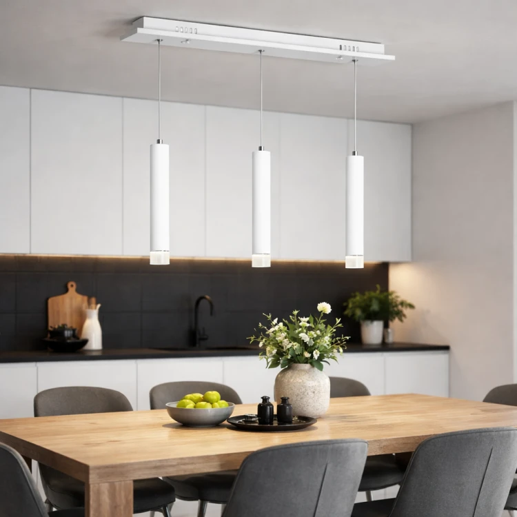 Nowoczesna lampa wisząca ALBA ML189 w kolorze białym to idealne oświetlenie nad stół lub blat. Trzy źródła LED 5W (1050 lm) zapewniają równomierne światło 4000K. Regulowana wysokość pozwala dopasować lampę do każdej przestrzeni.