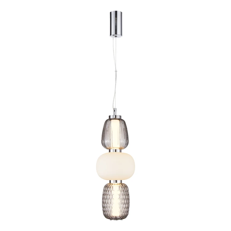 Lampa wisząca CARO chrom z trzema kloszami to nowoczesne oświetlenie do salonu, sypialni i kuchni. Ciepła barwa 3000K i 3748 lm zapewniają komfortowe światło. Idealna nad stolik kawowy lub wyspę kuchenną.