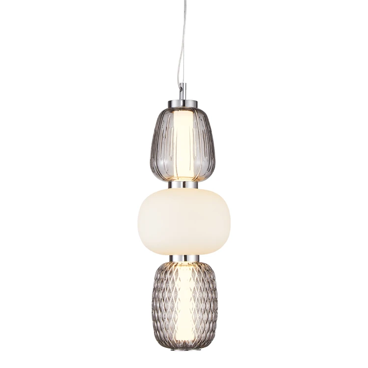 Lampa wisząca CARO w chromie to połączenie szkła i metalu w nowoczesnym wydaniu. Trzy klosze i ciepła barwa światła tworzą wyjątkowy klimat. Idealna do wnętrz eleganckich i minimalistycznych.