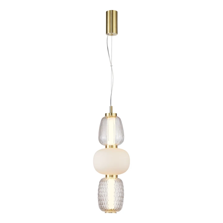 Lampa wisząca CARO 38W złota Milagro ML0363 to eleganckie oświetlenie z trzema kloszami. Ciepła barwa 3000K i nowoczesny design sprawiają, że idealnie pasuje do salonu, sypialni lub nad stolik kawowy.