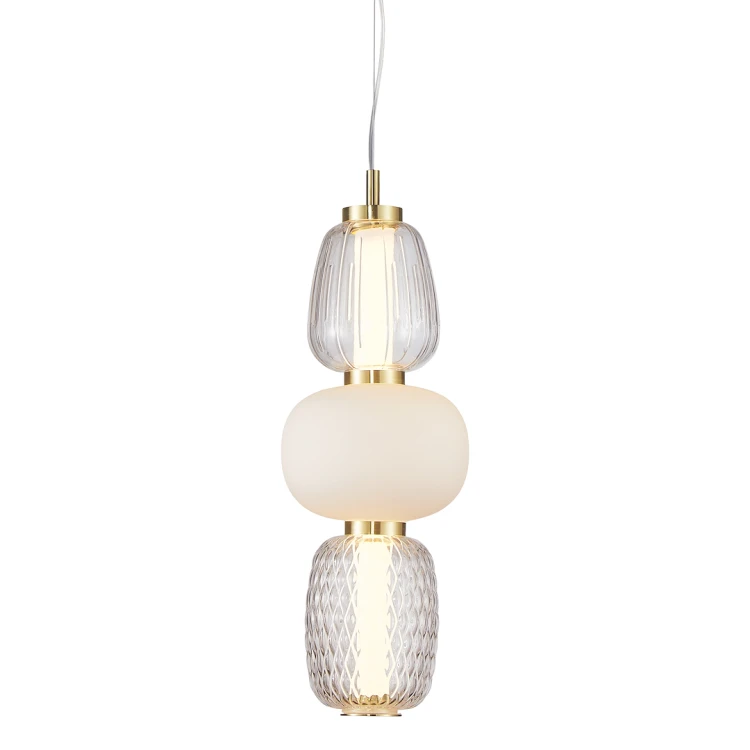 Lampa wisząca CARO ML0363 złota 38W to designerskie oświetlenie LED do salonu i jadalni. Połączenie szkła i metalu oraz ciepła barwa światła zapewniają elegancję i komfort użytkowania.
