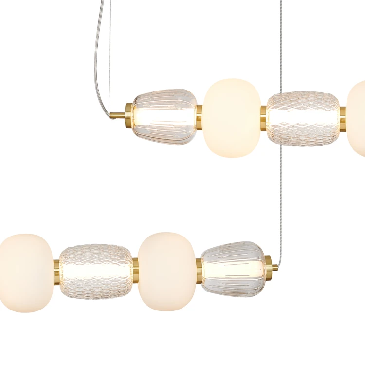 Lampa wisząca CARO GOLD LED 42W to stylowe oświetlenie z dekoracyjnymi kloszami. Złote wykończenie i ciepłe światło 3000K sprawiają, że doskonale pasuje do nowoczesnych wnętrz.