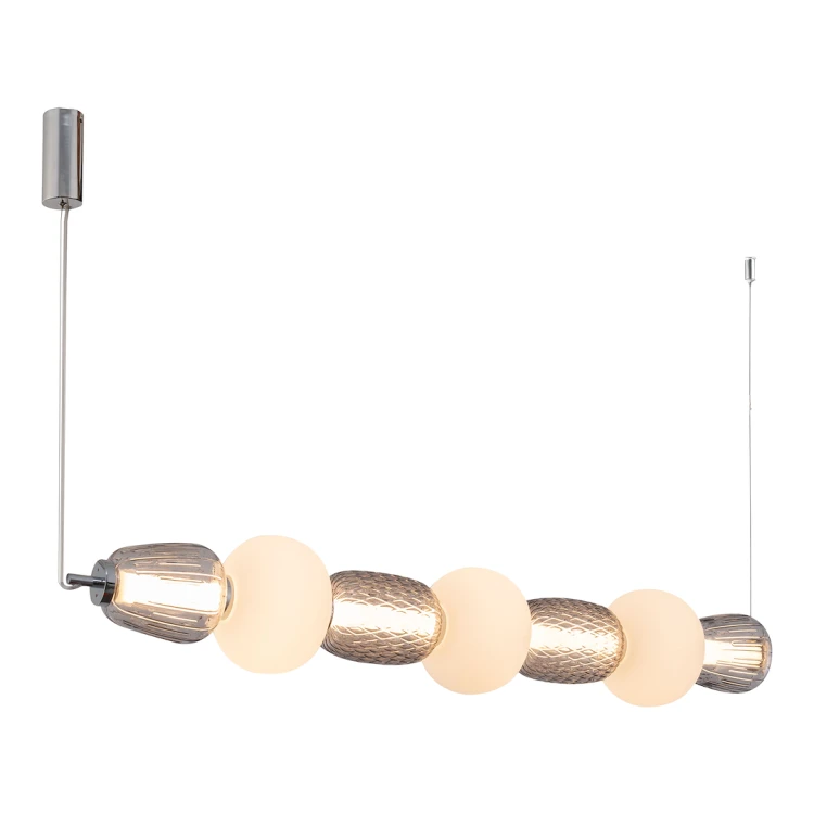 Lampa wisząca CARO SILVER ML0366 to eleganckie oświetlenie w kolorze chrom z białymi i dymionymi kloszami. Idealna nad stół lub wyspę kuchenną, tworzy nowoczesny klimat i efektowną dekorację wnętrza.