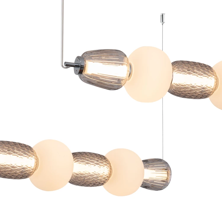 Nowoczesna lampa CARO SILVER z kloszami białymi i dymionymi to stylowe oświetlenie do salonu i jadalni. Chromowane wykończenie i liniowa forma podkreślają elegancki charakter wnętrza.
