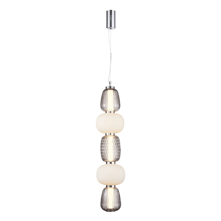 Lampa wisząca CARO ML0362 40W LED w kolorze chrom to eleganckie oświetlenie do salonu i sypialni. Pionowa forma i szklane klosze tworzą nowoczesny efekt, a ciepła barwa 3000K zapewnia przytulny klimat.