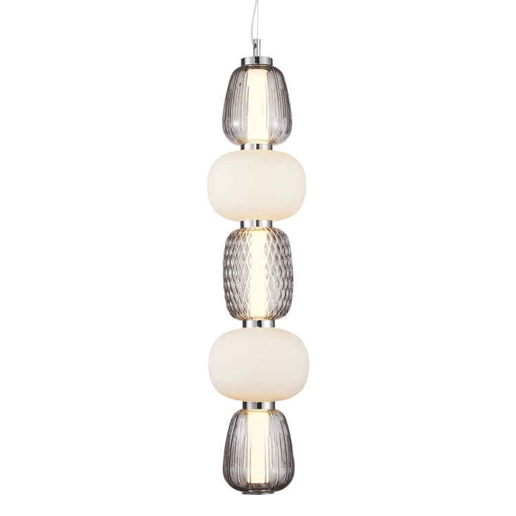 CARO ML0362 to elegancka lampa wisząca LED do sypialni i salonu. Połączenie szkła i chromu oraz ciepłe światło 3000K tworzą przytulną i stylową przestrzeń.