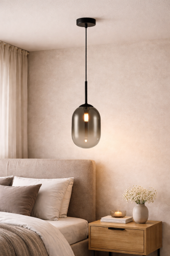 Czarna lampa wisząca ALIAS Milagro ML0322 z dymionym szkłem to idealny wybór do wnętrz loftowych i nowoczesnych. Subtelnie rozprasza światło, tworząc przytulną atmosferę. Doskonała do sypialni i salonu.