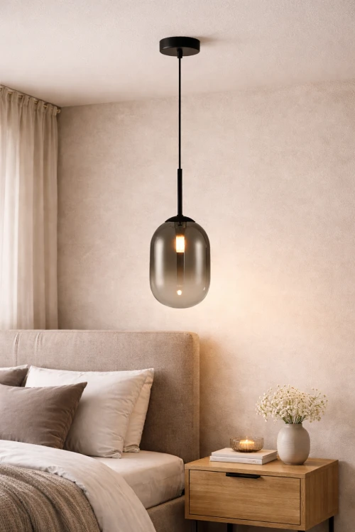 Czarna lampa wisząca ALIAS Milagro ML0322 z dymionym szkłem to idealny wybór do wnętrz loftowych i nowoczesnych. Subtelnie rozprasza światło, tworząc przytulną atmosferę. Doskonała do sypialni i salonu.
