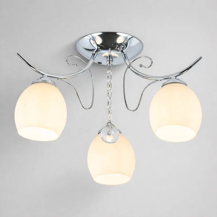 Stylowa lampa sufitowa ELLA 3xE27 chrom to połączenie elegancji i funkcjonalności. Szklane klosze, metalowa konstrukcja i kryształowy detal tworzą wyjątkową dekorację wnętrza i komfortowe oświetlenie.
