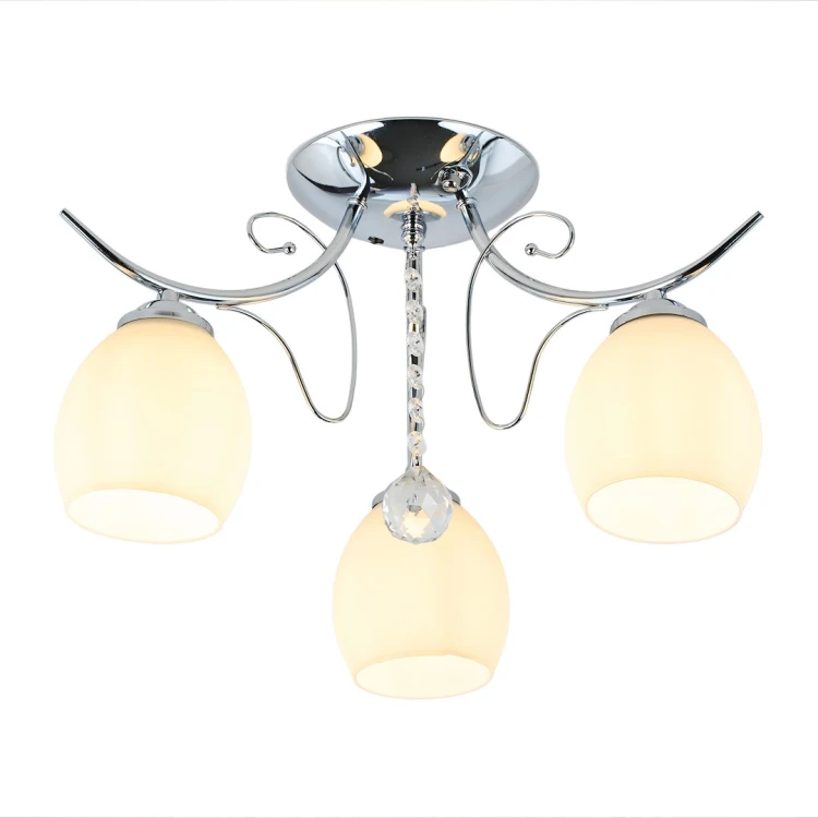 Lampa sufitowa chrom ELLA z trzema punktami światła E27 to idealne rozwiązanie do każdego wnętrza. Mleczne klosze zapewniają miękkie światło, a ozdobny kryształ podkreśla elegancki charakter lampy.