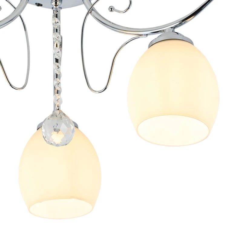 Elegancka lampa sufitowa ELLA chrom 3xE27 doskonale sprawdzi się w salonie i sypialni. Subtelne klosze z mlecznego szkła i dekoracyjny element kryształowy tworzą przytulną i stylową atmosferę.