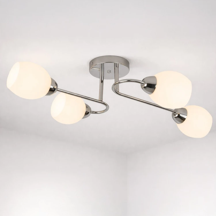Lampa sufitowa chrom KING CHROME 4xE27 to funkcjonalne i dekoracyjne oświetlenie. Cztery źródła światła zapewniają odpowiednią jasność, a opalowe klosze tworzą przytulną atmosferę w salonie lub sypialni.