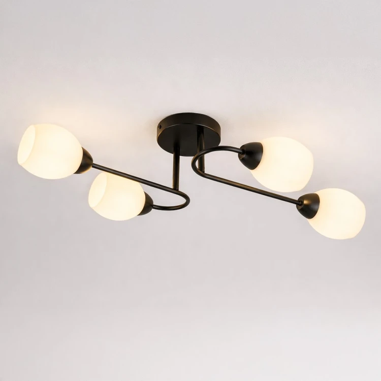 Lampa sufitowa czarna KING BLACK 4xE27 łączy styl i funkcjonalność. Cztery źródła światła zapewniają odpowiednią jasność, a opalowe klosze gwarantują miękkie, przyjemne oświetlenie.