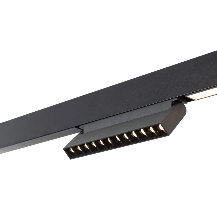 Oprawa Magnetic NORMAN 12W Italux to nowoczesne oświetlenie szynowe 48V w czarnym kolorze. LED OSRAM 3000K zapewnia ciepłe, przyjemne światło, idealne do salonu, kuchni i biura. Minimalistyczny design i łatwy montaż magnetyczny.